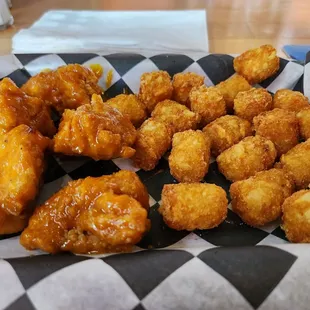 Boneless wings with Honey-BBq sauce and crispy tater tots!