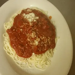 a plate of spaghetti and sauce