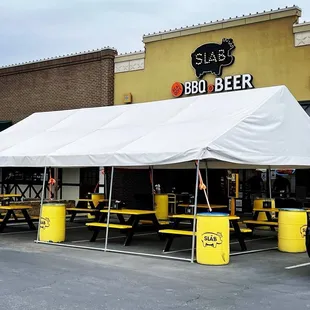 the outside of the restaurant