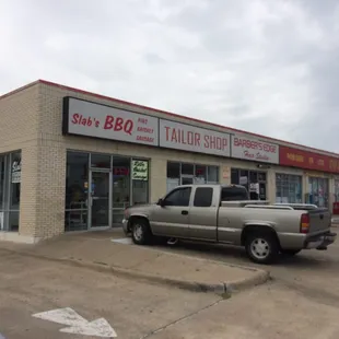 Parking lot view of the establishment. Always good quality food at reasonable prices!!