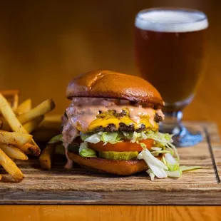 Double Smashburger Combo
2 beef patties, american cheese, lettuce, tomato, pickles, topped with 1000 island dressing served w/ 10 oz beer!