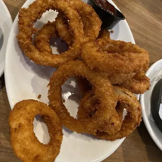 Crispy Onion Rings with BBQ Sauce