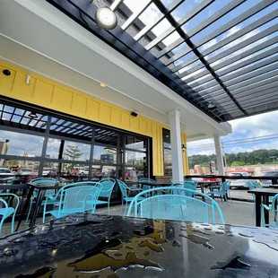 the outside of the restaurant