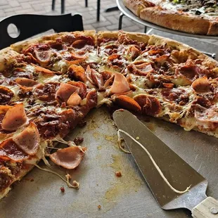 Great pizza!  Light crust and good ingredients.