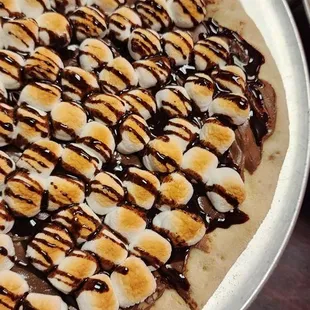 Marshmallow dessert pizza