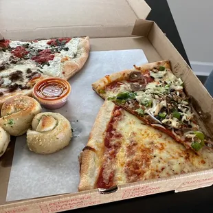 Cheese Pizza Supreme Pizza Margherita Pizza  Meat Pizza  Garlic Knots (3)