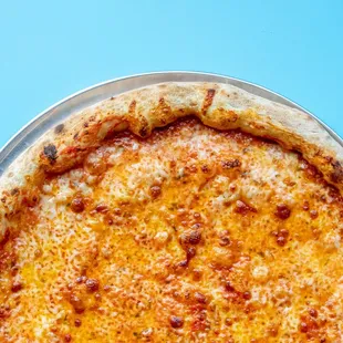 a cheese pizza on a plate