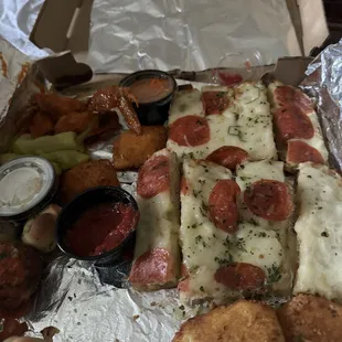 food, chicken wings and fried chicken