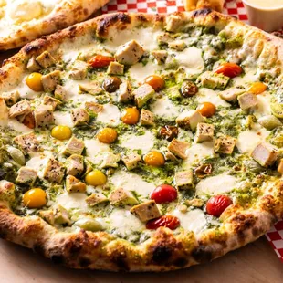 CHICKEN PESTO:
Pesto Sauce, Mozzarella, Chicken, Heirloom Tomatoes, Garlic