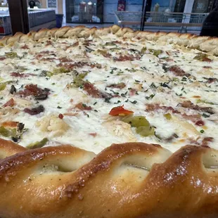 green chili chicken alfredo pizza. bomb!! i need to order this again lol