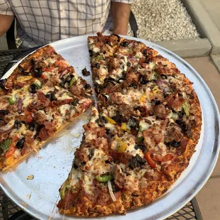 Combo pizza but added bacon instead of linguisa. LOVE LOVE THIS PIZZA!