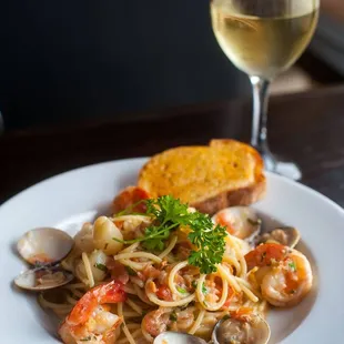 a plate of pasta and clams