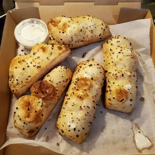 Burnt garlic cheesebread with sauce.