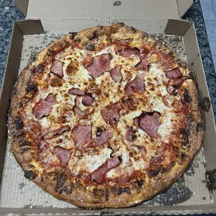 Delicious XL ham pizza