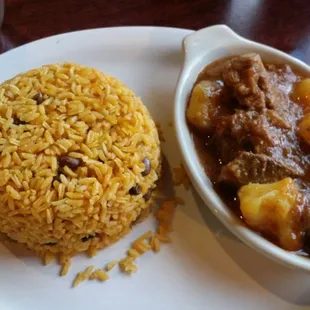 Carne guisada y arroz con gandules