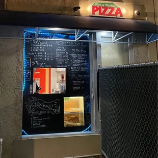 the outside of a pizza restaurant