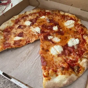 Prosciutto and ricotta pizza