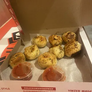 8 Garlic Knots