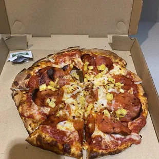 Original pizza w pineapple