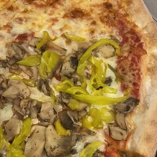 Pizza with half cheese, half green peppers and mushrooms