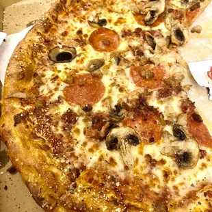 Medium with sausage, bacon, pepperoni &amp; mushroom with light sauce. Fantastic pie!!!