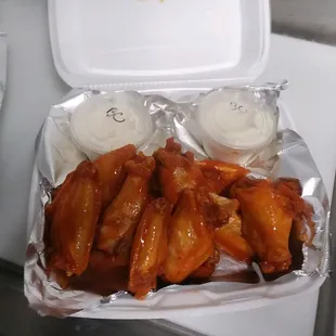 ows a tray of chicken wings