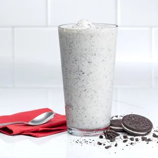 a milkshake with oreo cookies