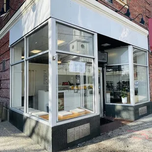 the outside of a coffee shop