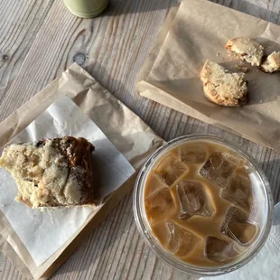 Crumble Cake x Pecan Shortbread Cookie x Bourbon Vanilla Latte - $3.75 x Matcha Latte - $4.50 \\ @sofullsouleater