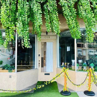 Closed between 2:30pm-4:00pm