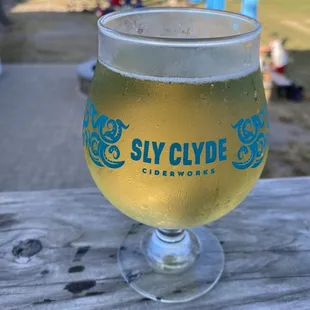 Carnivale 6.7% Apricot and honey, this cider is a honey sweet with candied notes