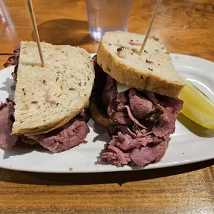 Pastrami sandwich. Regular.