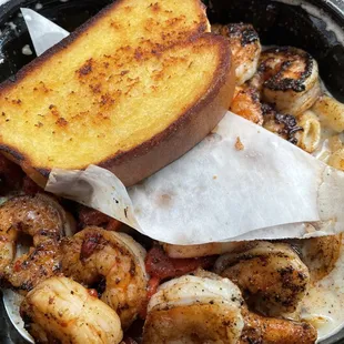 Shrimp  Alfredo with extra shrimp  served with garlic bread....