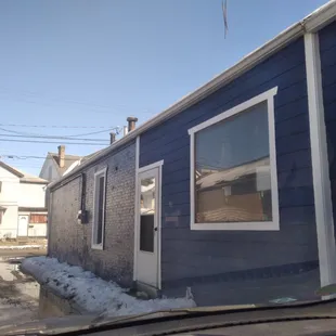 a view of the outside of the building