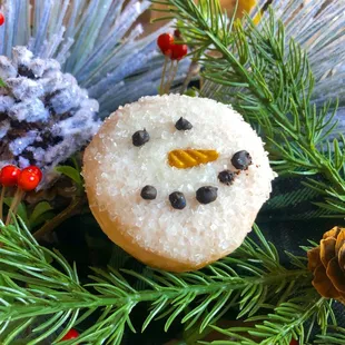 Snow Man Mini Doughnut: Holiday Mini Doughnuts