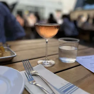 Cute glass and their bartender pour TALL drinks!!