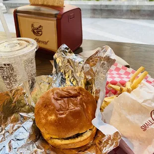 Cheeseburger with Golden Fries