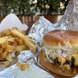 Golden fries &amp; cheeseburger