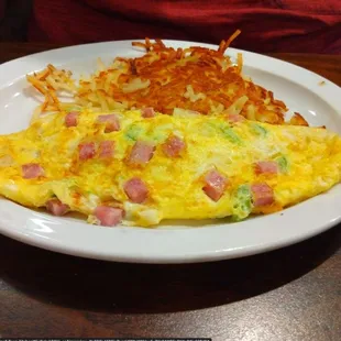 an omelet and hash browns