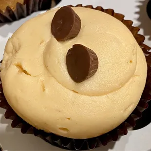 06.25.22 PB buttercream frosting on chocolate cupcake. Love it!!