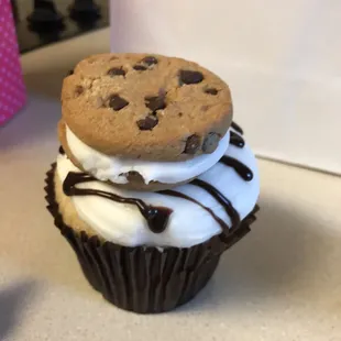 Milk and cookies cupcake