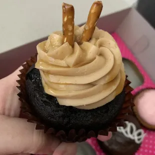 Salted Caramel Crunch Cupcake