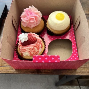 Deliciousness in a 4 Box Cupcakes (the vanilla w/chocolate frosting is missing because...well it was that good)