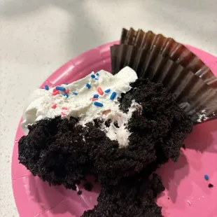 Gender reveal cupcake with no gender revealed....