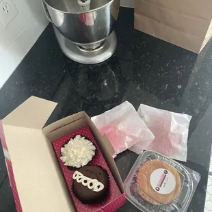 Chubbies, cookie sandwich, wedding cake and chocolate cream cupcakes