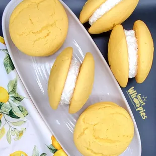Lemon Whoopie Pie

Lemon cake with vanilla cream.