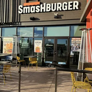 the outside of a restaurant