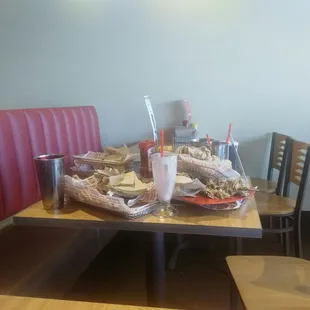 The table next to us where we had to pile up the previous customers food after we had to bus our own table. Groooooossssss!!!!