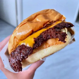 Classic smash burger  IG: @fooddeclassified