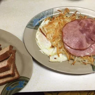 Breakfast (2 eggs, hash brown and toast) with ham.